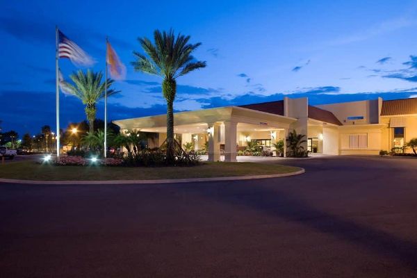 Entrance at the Holiday Inn Orange Lake in Orlando 600