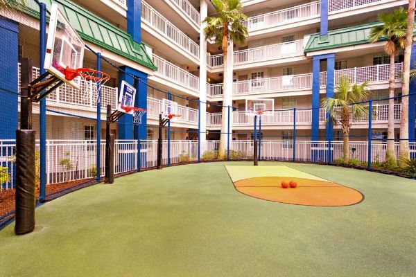 Basketball hoops at the Holiday Inn Resort and Suites Waterpark in Orlando 960