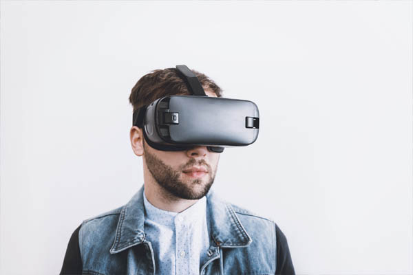 Man wearing virtual reality goggles 600