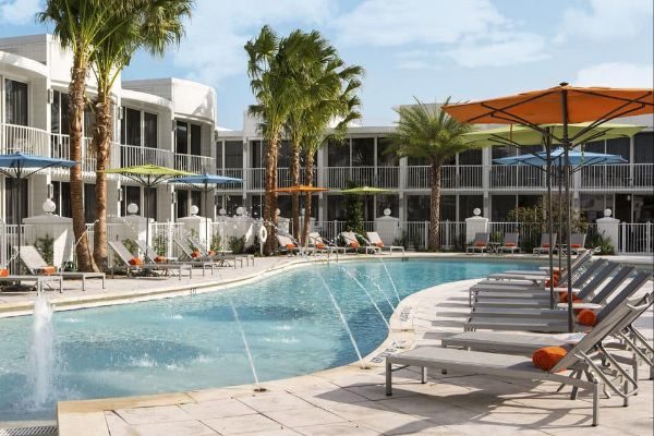 Pool Edge with Sprayers B Resort & Spa Orlando 600