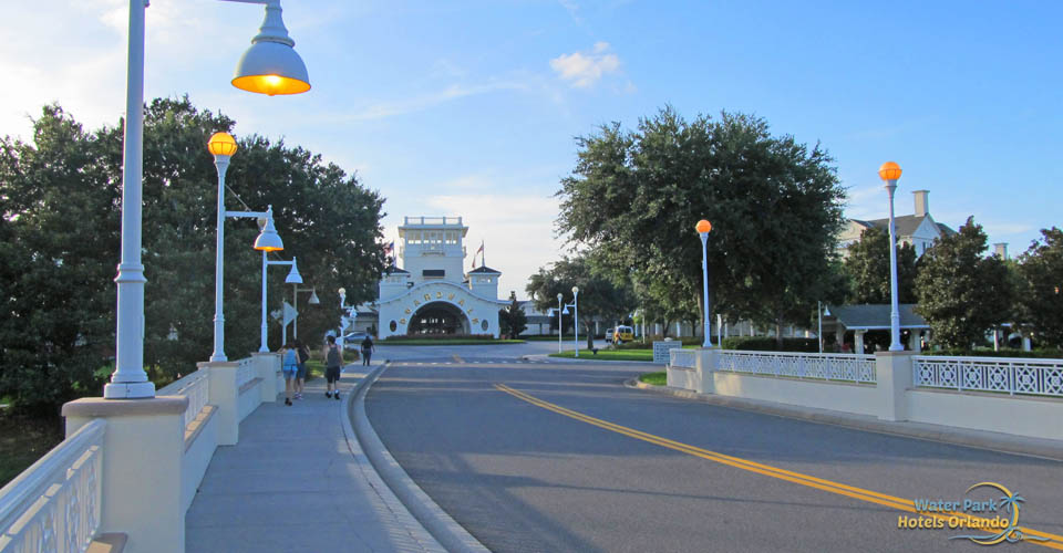 Driveway to the entrance of the Disney Boardwalk Inn 960