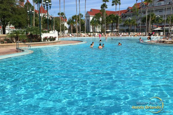 Families playing in the courtyard pool at the Disney Grand Floridian 600