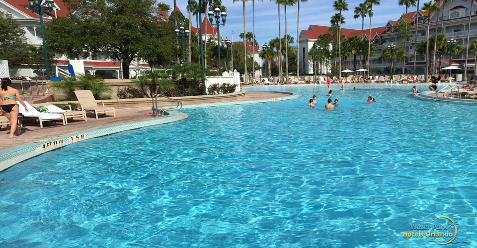 Families playing in the courtyard pool at the Disney Grand Floridian 960