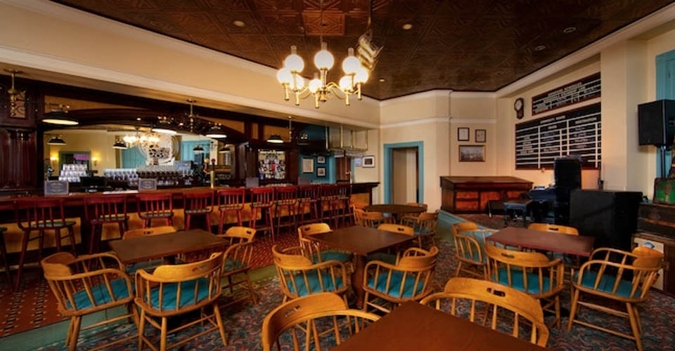 River Roost Bar with plenty of seating at the Disney Port Orleans Riverside Resort