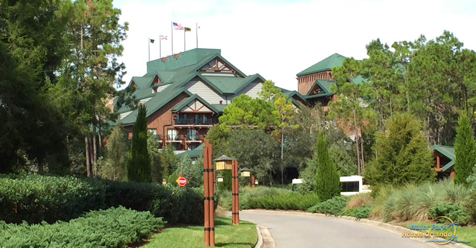 Driving up to the entrance at the Disney Wilderness Lodge 960