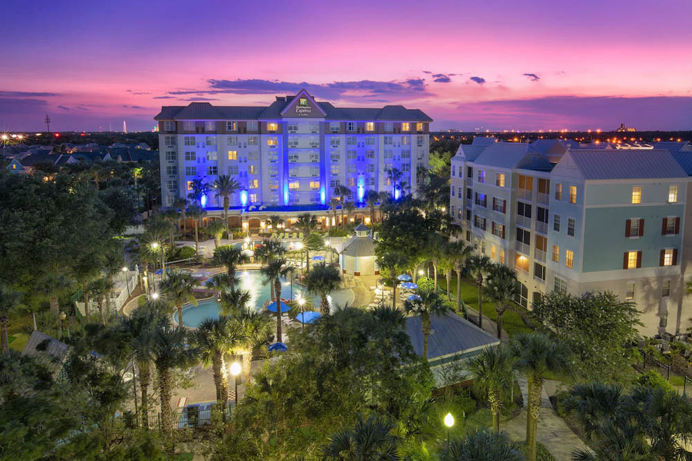 Holiday Inn Express S Lake Buena Vista   Evening View Back With Pools Holiday Inn Express South Lake Buena Vista 1000 