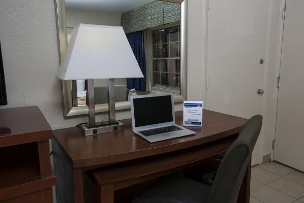 Room with Desk at the Flamingo Resort in orlando 600