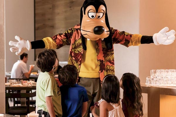 Four Seasons Orlando Goofy with kids at Character Breakfast 600