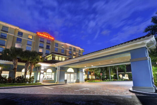 Front entrance in the evening at the Hilton Garden Inn Lake Buena Vista Orlando 1000