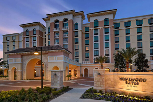 Front entrance in the evening to the Flamingo Crossing Homewood Suites Orlando 1000