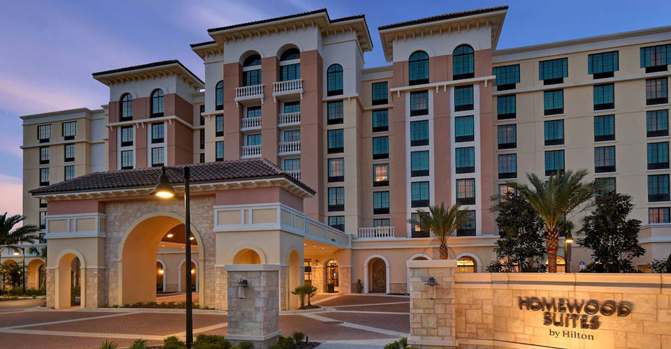 Front entrance in the evening to the Flamingo Crossing Homewood Suites Orlando 960