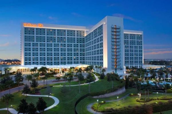 Outdoor View in the evening of the Hilton Orlando 600
