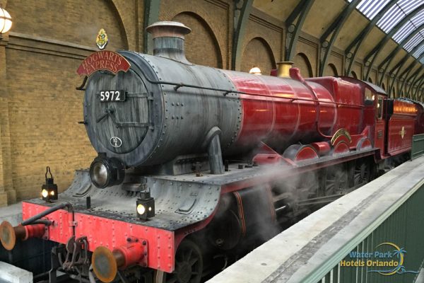 Hogwarts Express at the Station in Universal Studios 1000