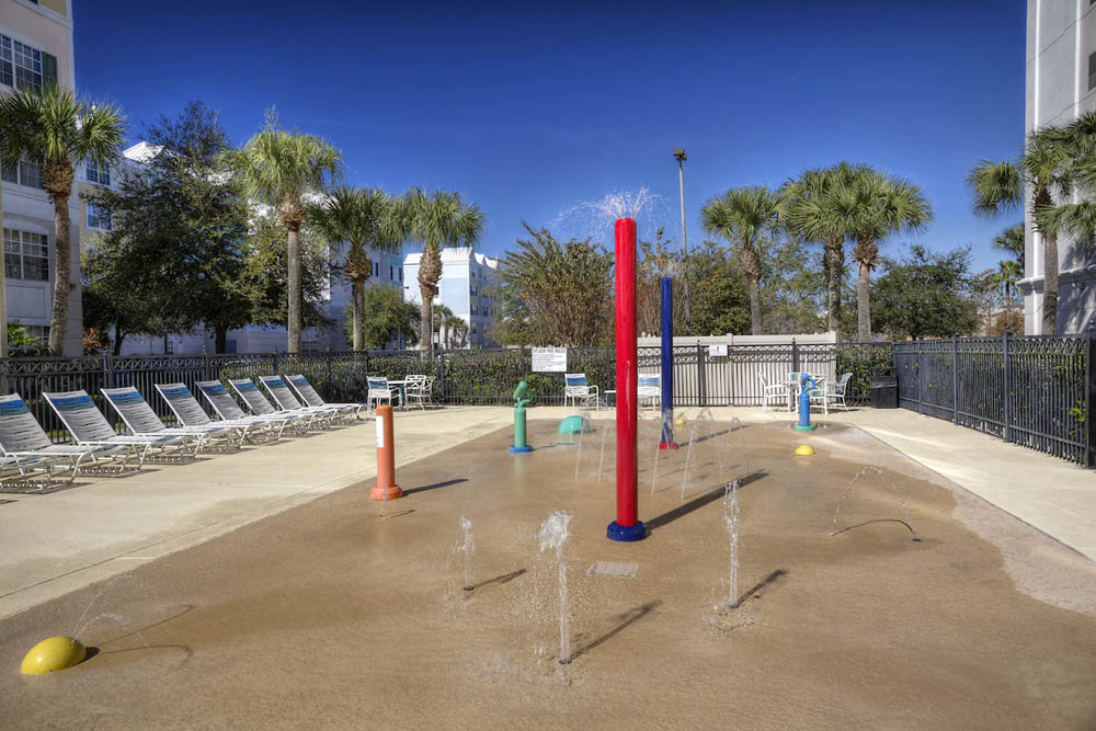 Kids Splash Park with bubbling fountains at the Holiday Inn Express South Lake Buena Vista 1000