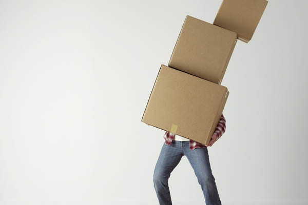 Man carrying boxes 600