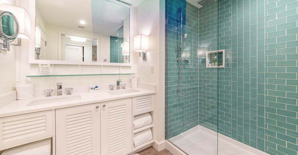 Bathroom in the Standard Double Queen Room at the Margaritaville Resort in Orlando 960
