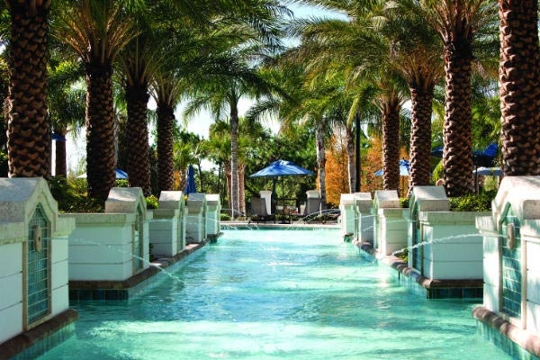 Large Outdoor Pool with fountains located at the Marriott Lakeshore Reserve in Orlando Fl 600