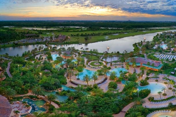 Overview of the large Swimming Pool with Zero Entry and Lazy River at JW Marriott Grande Lakes