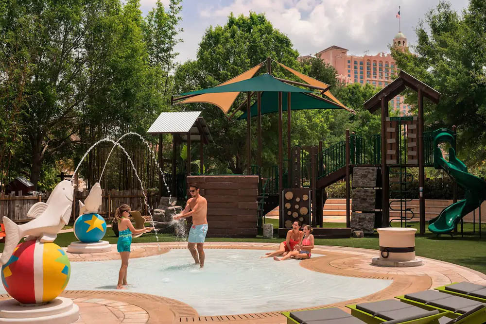 Kids play area with shallow water and sprinkling fountains at the Ritz-Carlton Grande Lakes Resort in Orlando 1000