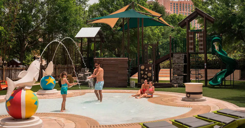 Kids play area with shallow water and sprinkling fountains at the Ritz-Carlton Grande Lakes Resort in Orlando 960