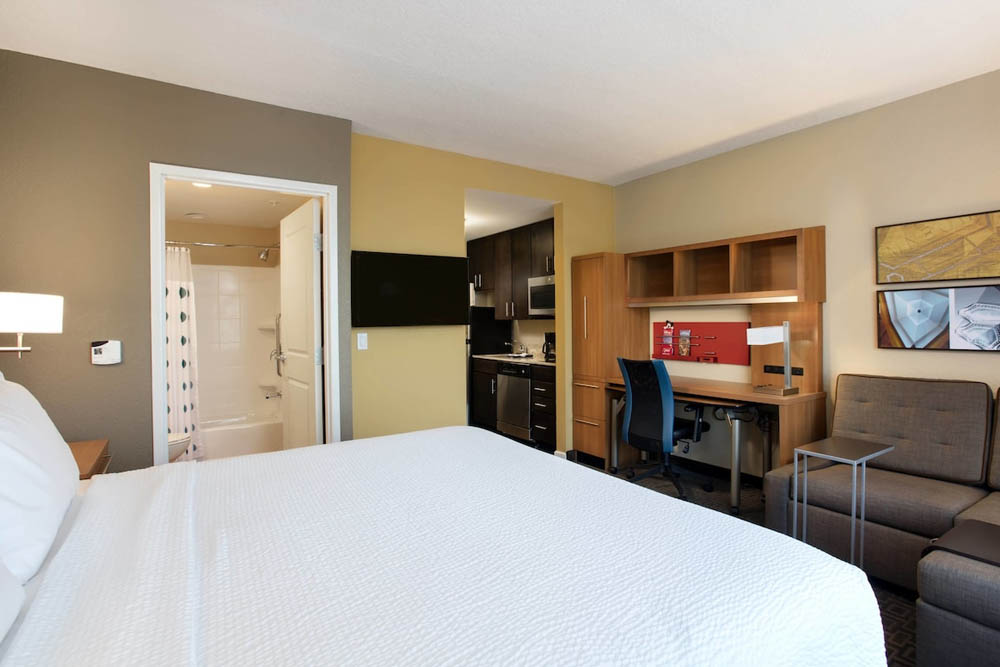 Full View of Studio Suite King at TownePlace Suites Flamingo Crossing in Orlando 1000
