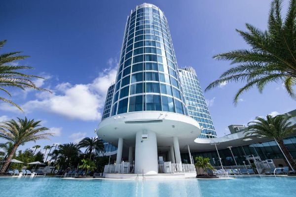 The outdoor pool surrounding the Aventura Hotel in Orlando 600