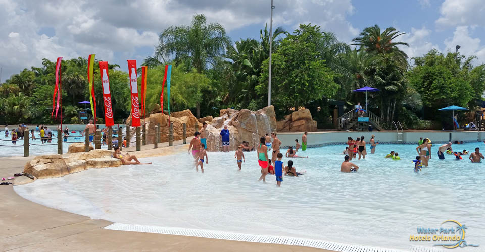 Zero entry point of the family wave pool at Aquatica 960